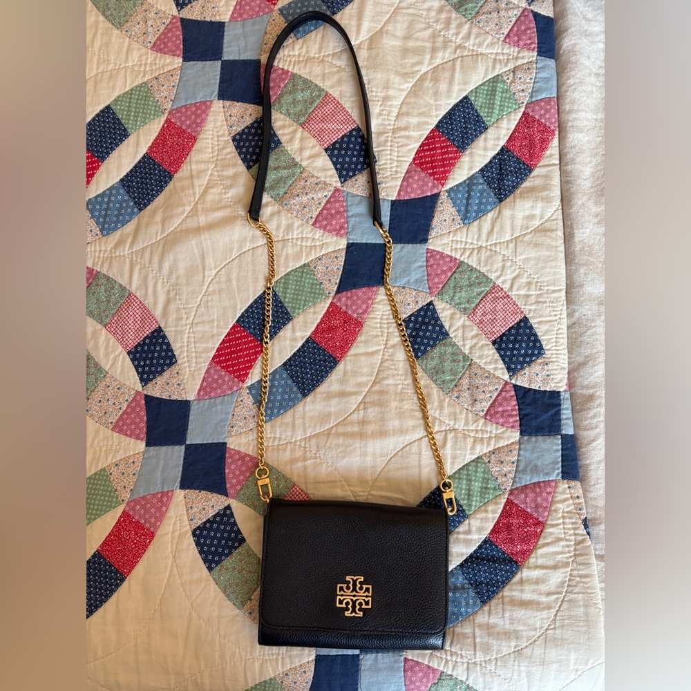 Tory Burch Britten Chain Crossbody Waller in Black Pebbled Leather